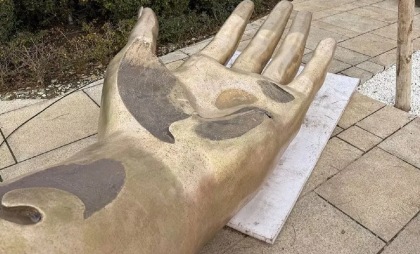 Огромные руки, ноги и земной шар: в парке Галицкого собирают загадочную скульптуру