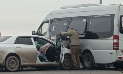 Проезд на «красный» обернулся госпитализацией: 61-летний водитель микроавтобуса протаранил Toyota под Краснодаром