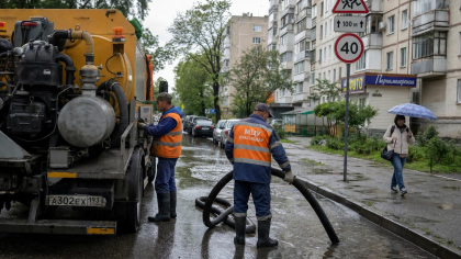 Бригады всю ночь откачивали воду на улицах Краснодара после ливня