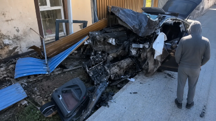 В Геленджике Audi на скорости врезалась в ограждение и пристройку, погибли двое